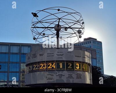 L'horloge mondiale (en allemand : Urania Weltzeituhr) est une horloge historique sur Berlin Alexanderplatz dont le cadran de rotonde en métal montre l'heure mondiale. Banque D'Images