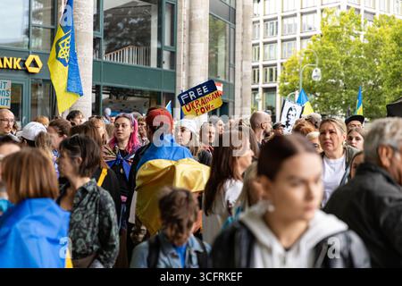 Des centaines d'Ukrainiens et de sympathisants se sont rassemblés près de l'église commémorative Kaiser Wilhelm à Berlin le dimanche 24 août 2025, pour marquer le jour de l'indépendance de l'Ukraine, agitant des drapeaux bleus et jaunes et tenant des pancartes qualifiant la Russie d'"État terroriste". Les manifestants scandaient et portaient des pancartes exigeant un soutien militaire occidental accru, y compris la livraison de missiles de croisière Taurus à l'Ukraine, et exhortant la Russie à restituer les enfants enlevés des territoires occupés. Oleksii Makeiev, ambassadeur de l'Ukraine en Allemagne, s'est adressé à la foule lors du rassemblement, qui a eu lieu à l'occasion du 34e anniversaire de l'Ukraine Banque D'Images