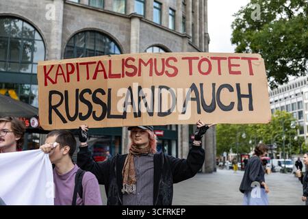 Des centaines d'Ukrainiens et de sympathisants se sont rassemblés près de l'église commémorative Kaiser Wilhelm à Berlin le dimanche 24 août 2025, pour marquer le jour de l'indépendance de l'Ukraine, agitant des drapeaux bleus et jaunes et tenant des pancartes qualifiant la Russie d'"État terroriste". Les manifestants scandaient et portaient des pancartes exigeant un soutien militaire occidental accru, y compris la livraison de missiles de croisière Taurus à l'Ukraine, et exhortant la Russie à restituer les enfants enlevés des territoires occupés. Oleksii Makeiev, ambassadeur de l'Ukraine en Allemagne, s'est adressé à la foule lors du rassemblement, qui a eu lieu à l'occasion du 34e anniversaire de l'Ukraine Banque D'Images