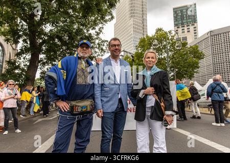 Des centaines d'Ukrainiens et de sympathisants se sont rassemblés près de l'église commémorative Kaiser Wilhelm à Berlin le dimanche 24 août 2025, pour marquer le jour de l'indépendance de l'Ukraine, agitant des drapeaux bleus et jaunes et tenant des pancartes qualifiant la Russie d'"État terroriste". Les manifestants scandaient et portaient des pancartes exigeant un soutien militaire occidental accru, y compris la livraison de missiles de croisière Taurus à l'Ukraine, et exhortant la Russie à restituer les enfants enlevés des territoires occupés. Oleksii Makeiev, ambassadeur de l'Ukraine en Allemagne, s'est adressé à la foule lors du rassemblement, qui a eu lieu à l'occasion du 34e anniversaire de l'Ukraine Banque D'Images