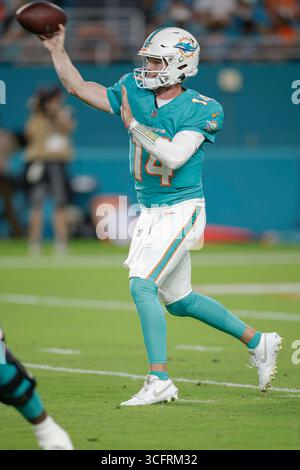 Miami Gardens, FL USA ; Quinn Ewers, quarterback des Dolphins de Miami (14 passes lors d'un match de pré-saison de la NFL contre les Jaguars de Jacksonville le samedi 23 août 2025 au Hard Rock Stadium. Les Dolphins ont battu les Jaguars 14-6. (Kim Hukari/image du sport) Banque D'Images