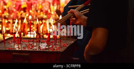 KUALA LUMPUR MALAYSIA 24/8/2025 .Hungry Ghost Festival 2025 : signification, rituels et TaboosLe Hungry Ghost Festival est un événement traditionnel taoïste et bouddhiste observé principalement par les communautés chinoises. Selon la croyance, c'est à ce moment que les portes de l'enfer s'ouvrent, permettant aux esprits de revenir dans le monde. Les origines du Hungry Ghost Festival peuvent être retracées dans le folklore chinois antique et les textes bouddhistes. Dans la croyance taoïste, ce mois est quand les esprits sont temporairement libérés du monde souterrain. Dans la tradition bouddhiste, il s'inspire du Sutra Ullambana, où un disciple, Maudgalyayana, offre de la nourriture Banque D'Images