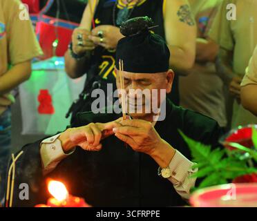 KUALA LUMPUR MALAYSIA 24/8/2025 .Hungry Ghost Festival 2025 : signification, rituels et TaboosLe Hungry Ghost Festival est un événement traditionnel taoïste et bouddhiste observé principalement par les communautés chinoises. Selon la croyance, c'est à ce moment que les portes de l'enfer s'ouvrent, permettant aux esprits de revenir dans le monde. Les origines du Hungry Ghost Festival peuvent être retracées dans le folklore chinois antique et les textes bouddhistes. Dans la croyance taoïste, ce mois est quand les esprits sont temporairement libérés du monde souterrain. Dans la tradition bouddhiste, il s'inspire du Sutra Ullambana, où un disciple, Maudgalyayana, offre de la nourriture Banque D'Images
