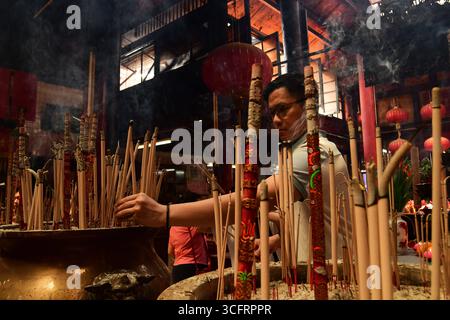 KUALA LUMPUR MALAYSIA 24/8/2025 .Hungry Ghost Festival 2025 : signification, rituels et TaboosLe Hungry Ghost Festival est un événement traditionnel taoïste et bouddhiste observé principalement par les communautés chinoises. Selon la croyance, c'est à ce moment que les portes de l'enfer s'ouvrent, permettant aux esprits de revenir dans le monde. Les origines du Hungry Ghost Festival peuvent être retracées dans le folklore chinois antique et les textes bouddhistes. Dans la croyance taoïste, ce mois est quand les esprits sont temporairement libérés du monde souterrain. Dans la tradition bouddhiste, il s'inspire du Sutra Ullambana, où un disciple, Maudgalyayana, offre de la nourriture Banque D'Images