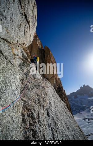 Sur le premier terrain d'escalade de la montagne Roi de Siam, à côté du Glacier du géant, massif du Mont Blanc, France Banque D'Images