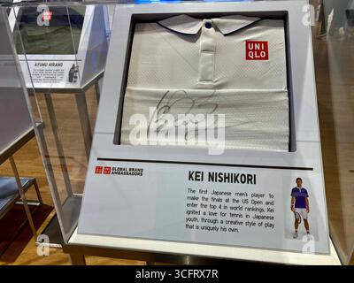 Signature du joueur de tennis professionnel japonais, Kei Nishikori en vêtements de sport, qui se montrent à UNIQLO Liverpool Banque D'Images