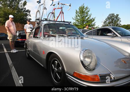 Raleigh, NC, USA, 24 août 2025, les passionnés de voitures se réunissent pour voir les voitures exotiques et classiques lors de l'événement mensuel Cars and Coffee à Raleigh. Credit d Guest Smith / Alamy Live News Banque D'Images