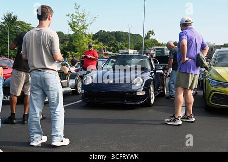 Raleigh, NC, USA, 24 août 2025, les passionnés de voitures se réunissent pour voir les voitures exotiques et classiques lors de l'événement mensuel Cars and Coffee à Raleigh. Credit d Guest Smith / Alamy Live News Banque D'Images