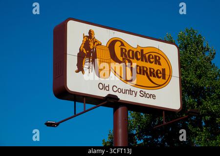 La chaîne de restaurants USA Cracker Barrel et Old Country Store ont été trouvés partout sur la signalisation DU LOGO des autoroutes des États-Unis Banque D'Images