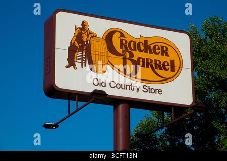 La chaîne de restaurants USA Cracker Barrel et Old Country Store ont été trouvés partout sur la signalisation DU LOGO des autoroutes des États-Unis Banque D'Images