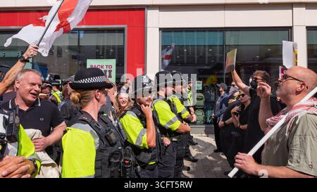 Bristol, Royaume-Uni. 23 août 2025. Des militants anti-racisme pro asile affrontent des manifestants anti asile / « arrêtez les bateaux » dans le centre-ville de Bristol. Banque D'Images