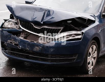 L'avant d'Une voiture impliquée dans Une collision frontale ou une collision frontale Banque D'Images