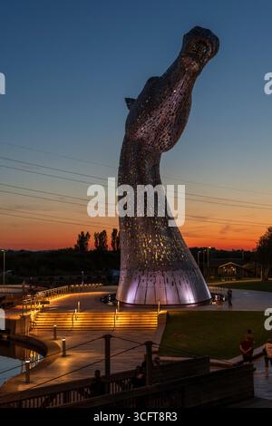 Les sculptures de tête de cheval illuminées Kelpies, Falkirk, Écosse Banque D'Images