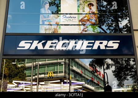 Berlin, Allemagne. 24 août 2025. La vitrine Skechers est photographiée sur la Tauentzienstrasse à Berlin, en Allemagne, le 24 août 2025. (Photo de Michael Kuenne/PRESSCOV/SIPA USA) crédit : SIPA USA/Alamy Live News Banque D'Images