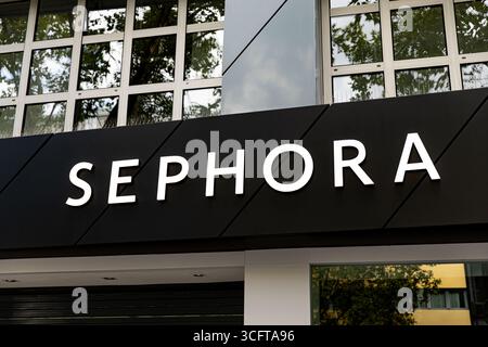 Berlin, Allemagne. 24 août 2025. Le magasin Sephora est photographié sur la Tauentzienstrasse à Berlin, en Allemagne, le 24 août 2025. (Photo de Michael Kuenne/PRESSCOV/SIPA USA) crédit : SIPA USA/Alamy Live News Banque D'Images