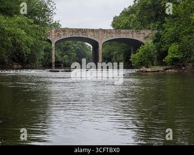 Le magnifique New coton Bridge, un pont en voûte de pierre, est vu depuis une perspective basse traversant Goose Creek. Banque D'Images