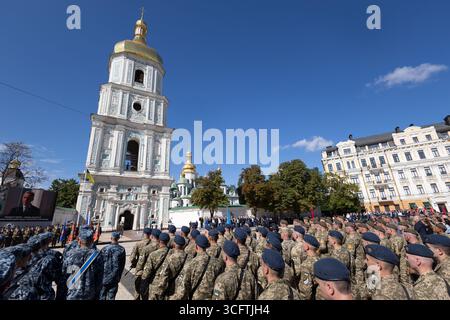 Kiev, Ukraine. 24 août 2025. Des soldats ukrainiens se tiennent devant la cathédrale Sainte-Sophie alors que le président Volodymyr Zelenskyy prononce un discours marquant le jour de l’indépendance ukrainienne sur la place Sophie, le 24 août 2025 à Kiev, en Ukraine. Zelensky a accueilli le premier ministre canadien Mark Carney pour l’événement. Crédit : Présidence ukrainienne/Bureau de presse présidentiel ukrainien/Alamy Live News Banque D'Images