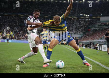 Turin, Italie. 24 août 2025. Mateo Pellegrino de Parme Calcio 1913 et Perre Kalulu de Juventus FC lors de la saison italienne Serie A 2025/26, match de football entre la Juventus FC et Parme Calcio 1913 le 24 août 2025 au stade Allianz de Turin, Italie. Photo Nderim Kaceli crédit : Agence photo indépendante/Alamy Live News Banque D'Images