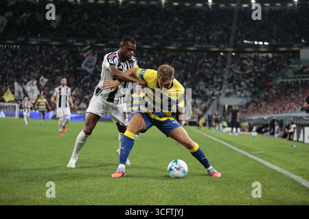 Turin, Italie. 24 août 2025. Perre Kalulu de la Juventus FC et Mateo Pellegrino de Parme Calcio 1913 lors de la saison 2025/26 de Serie A italienne, match de football entre la Juventus FC et Parme Calcio 1913 le 24 août 2025 au stade Allianz de Turin, Italie. Photo Nderim Kaceli crédit : Agence photo indépendante/Alamy Live News Banque D'Images