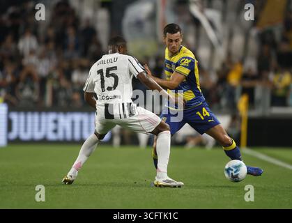 Turin, Italie. 24 août 2025. Perre Kalulu de la Juventus FC et Emanuele Valeri de Parme Calcio 1913 lors de la saison italienne Serie A 2025/26, match de football entre la Juventus FC et Parme Calcio 1913 le 24 août 2025 au stade Allianz de Turin, Italie. Photo Nderim Kaceli crédit : Agence photo indépendante/Alamy Live News Banque D'Images