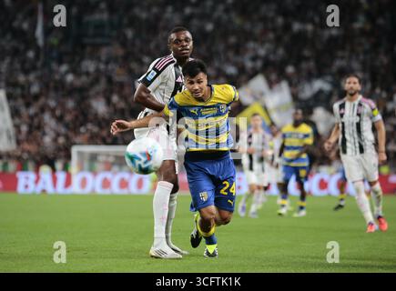 Turin, Italie. 24 août 2025. Christian Ordonez de Parme Calcio 1913 et Perre Kalulu de Juventus FC lors de la saison italienne Serie A 2025/26, match de football entre la Juventus FC et Parme Calcio 1913 le 24 août 2025 au stade Allianz de Turin, Italie. Photo Nderim Kaceli crédit : Agence photo indépendante/Alamy Live News Banque D'Images