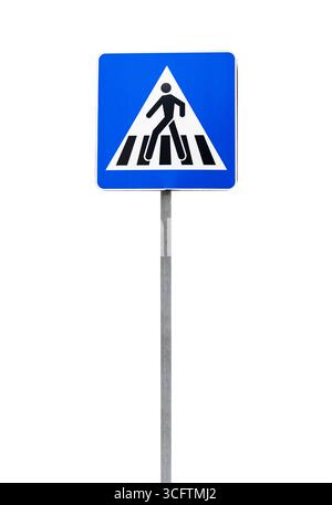 Passage pour piétons, un panneau routier sur un poteau métallique vertical isolé sur fond blanc Banque D'Images