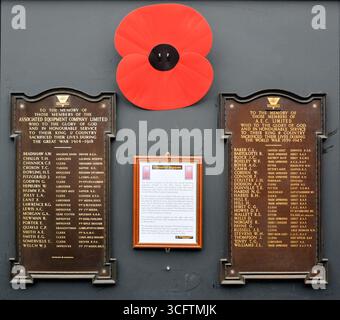 Deux plaques commémoratives répertoriant les employés de Casualties d'AEC Ltd dans les guerres mondiales 1 et 2 montrées au London bus Museum au Brooklands Museum, Surrey Banque D'Images