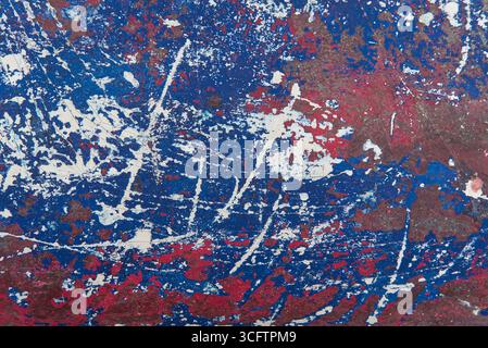 Rouge, blanc, bleu et brun image peinte abstraite rayée qui est un art accidentel étant le fond d'un petit bateau de pêche désaffecté à Hong Kong. Banque D'Images