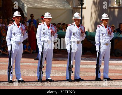 Monte Carlo -ville, Monaco, - 26 juillet 2025 :- les membres de la Compagnie des Carabiniers du Prince debout devant le Palais de Monaco Banque D'Images