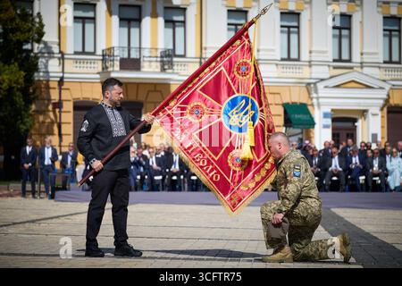 Kiev, Ukraine. 24 août 2025. Président Volodymyr Zelenskyy avec les célébrations des soldats à l'occasion de la Journée de l'indépendance ukrainienne le 24.08.2025 à Kiev, le Président participe à des événements à l'occasion de la Journée de l'indépendance de l'Ukraine crédit:le Bureau de présentation de l'Ukraine via/dpa/Alamy Live News Banque D'Images