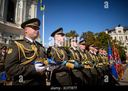 Kiev, Ukraine. 24 août 2025. Soldats, militaires, célébrations a l'occasion de la Journée de l'indépendance ukrainienne le 24.08.2025 à Kiev, le Président participe aux événements de la Journée de l'indépendance de l'Ukraine crédit:le Bureau de présentation de l'Ukraine via/dpa/Alamy Live News Banque D'Images