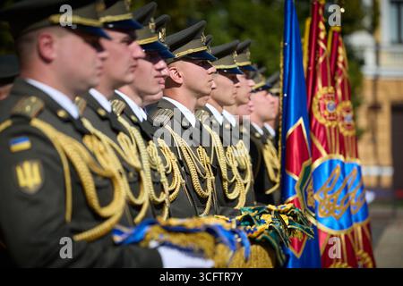 Kiev, Ukraine. 24 août 2025. Soldats, militaires, célébrations a l'occasion de la Journée de l'indépendance ukrainienne le 24.08.2025 à Kiev, le Président participe aux événements de la Journée de l'indépendance de l'Ukraine crédit:le Bureau de présentation de l'Ukraine via/dpa/Alamy Live News Banque D'Images