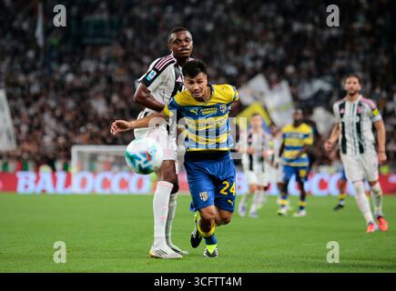 Turin, Turin. 24 août 2025. Christian Ordonez de Parme Calcio 1913 et Perre Kalulu de Juventus FC lors de la saison italienne Serie A 2025/26, match de football entre la Juventus FC et Parme Calcio 1913 le 24 août 2025 au stade Allianz de Turin, Italie. Crédit : Nderim Kaceli/Alamy Live News Banque D'Images