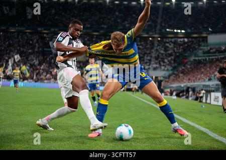 Turin, Turin. 24 août 2025. Mateo Pellegrino de Parme Calcio 1913 et Perre Kalulu de Juventus FC lors de la saison italienne Serie A 2025/26, match de football entre la Juventus FC et Parme Calcio 1913 le 24 août 2025 au stade Allianz de Turin, Italie. Crédit : Nderim Kaceli/Alamy Live News Banque D'Images
