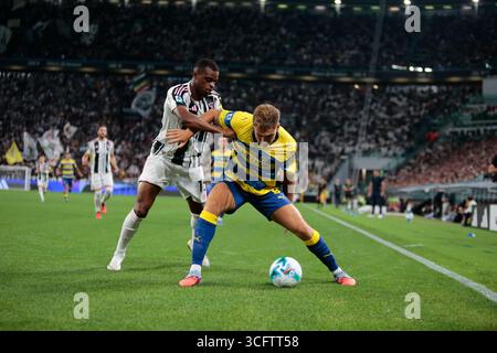 Turin, Turin. 24 août 2025. Perre Kalulu de la Juventus FC et Mateo Pellegrino de Parme Calcio 1913 lors de la saison 2025/26 de Serie A italienne, match de football entre la Juventus FC et Parme Calcio 1913 le 24 août 2025 au stade Allianz de Turin, Italie. Crédit : Nderim Kaceli/Alamy Live News Banque D'Images