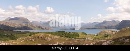 Vue d'en haut Ardheslaig à travers le Loch Shieldaig vers Beinn Alligin et les montagnes de Torridon depuis la route touristique North Coast 500 Banque D'Images