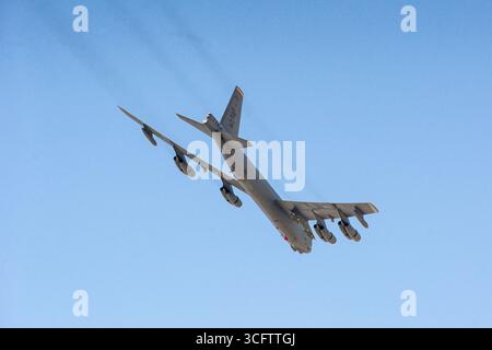 Un Boeing B-52H Stratofortress volant près de la base aérienne Edwards en Californie du Sud. Banque D'Images