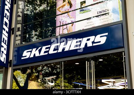 Berlin, Berlin, Allemagne. 24 août 2025. La vitrine Skechers est photographiée sur la Tauentzienstrasse à Berlin, en Allemagne, le 24 août 2025. (Crédit image : © Michael Kuenne/PRESSCOV via ZUMA Press Wire) USAGE ÉDITORIAL SEULEMENT ! Non destiné à UN USAGE commercial ! Banque D'Images