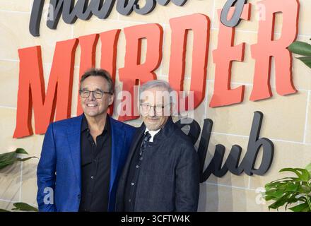 Londres, Royaume-Uni. 21 août 2025. Chris Columbus et Steven Spielberg assistent à la projection du film The Thursday Murder Club, Londres, Royaume-Uni, 21 août 2025 à l'Odeon luxe, Leicester Square, 20 août 2025 à Londres, Angleterre, Royaume-Uni. Crédit : S.A. / Alamy Live News Banque D'Images