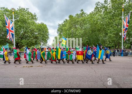 Lundi 5 mai 2025, des milliers de personnes se sont rassemblées pour marquer le 80e anniversaire de la fin de la seconde Guerre mondiale en Europe. Un défilé commémoratif a voyagé du Parlement, le long de Whitehall, et le long du Mall jusqu'au palais de Buckingham. Banque D'Images