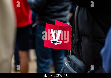 Lundi 5 mai 2025, des milliers de personnes se sont rassemblées pour marquer le 80e anniversaire de la fin de la seconde Guerre mondiale en Europe. Un défilé commémoratif a voyagé du Parlement, le long de Whitehall, et le long du Mall jusqu'au palais de Buckingham. Banque D'Images