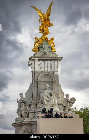 Lundi 5 mai 2025, des milliers de personnes se sont rassemblées pour marquer le 80e anniversaire de la fin de la seconde Guerre mondiale en Europe. Un défilé commémoratif a voyagé du Parlement, le long de Whitehall, et le long du Mall jusqu'au palais de Buckingham. Banque D'Images