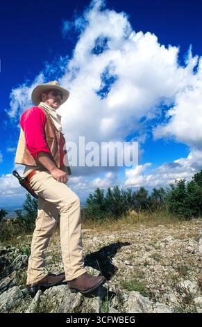 Un cow-boy adulte seul fait un tour des Dragoon Mountains dans le sud de l'Arizona. Banque D'Images