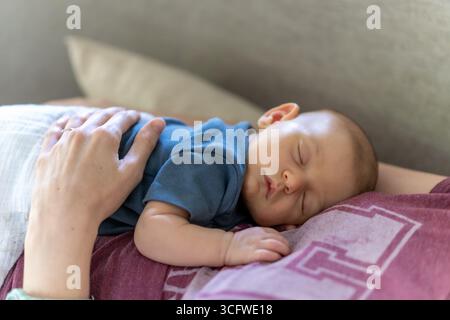 Nouveau-né bébé fille sourit et regarde la caméra Banque D'Images