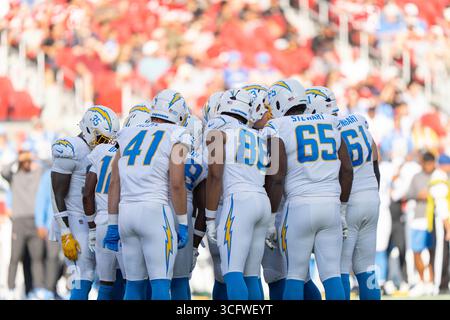 23 août 2025 ; Santa Clara, Californie, États-Unis ; les Chargers de Los Angeles se blottissent pendant le premier quart-temps contre les 49ers de San Francisco au Levi’s Stadium. Crédit obligatoire : Stan Szeto - image du sport Banque D'Images