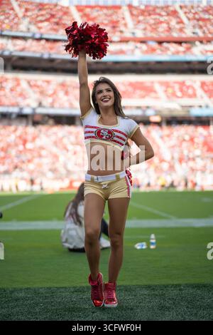 23 août 2025 ; Santa Clara, Californie, États-Unis ; San Francisco 49ers cheerleader divertit les fans pendant le premier quart-temps contre les Chargers de Los Angeles au Levi’s Stadium. Crédit obligatoire : Stan Szeto - image du sport Banque D'Images