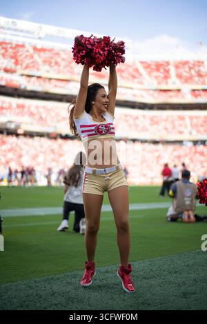 23 août 2025 ; Santa Clara, Californie, États-Unis ; San Francisco 49ers cheerleader divertit les fans pendant le premier quart-temps contre les Chargers de Los Angeles au Levi’s Stadium. Crédit obligatoire : Stan Szeto - image du sport Banque D'Images