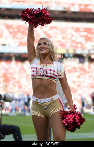 23 août 2025 ; Santa Clara, Californie, États-Unis ; San Francisco 49ers cheerleader divertit les fans pendant le premier quart-temps contre les Chargers de Los Angeles au Levi’s Stadium. Crédit obligatoire : Stan Szeto - image du sport Banque D'Images