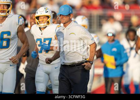 23 août 2025 ; Santa Clara, Californie, États-Unis ; Jim Harbaugh, entraîneur-chef des Chargers de Los Angeles, lors du deuxième quart-temps contre les 49ers de San Francisco au Levi’s Stadium. Crédit obligatoire : Stan Szeto - image du sport Banque D'Images