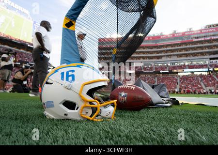 23 août 2025 ; Santa Clara, Californie, États-Unis ; vue générale du casque Los Angeles Chargers lors du deuxième quart-temps face aux 49ers de San Francisco au Levi’s Stadium. Crédit obligatoire : Stan Szeto - image du sport Banque D'Images